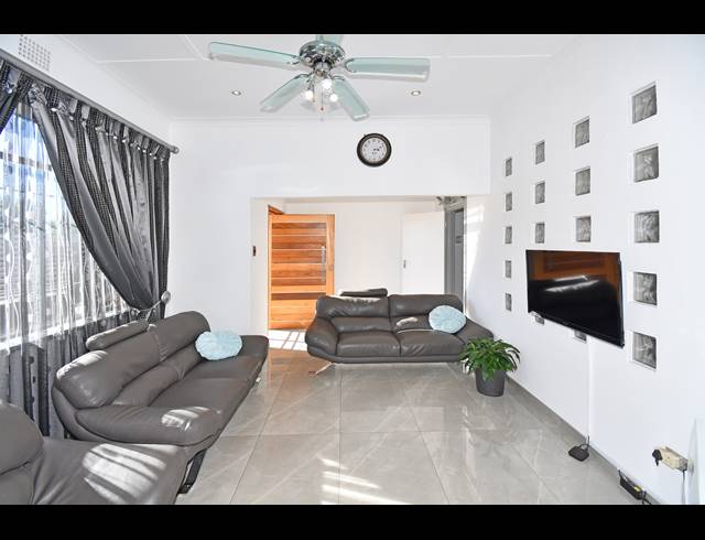 3 BEDROOM HOUSE FOR SALE IN CROSBY